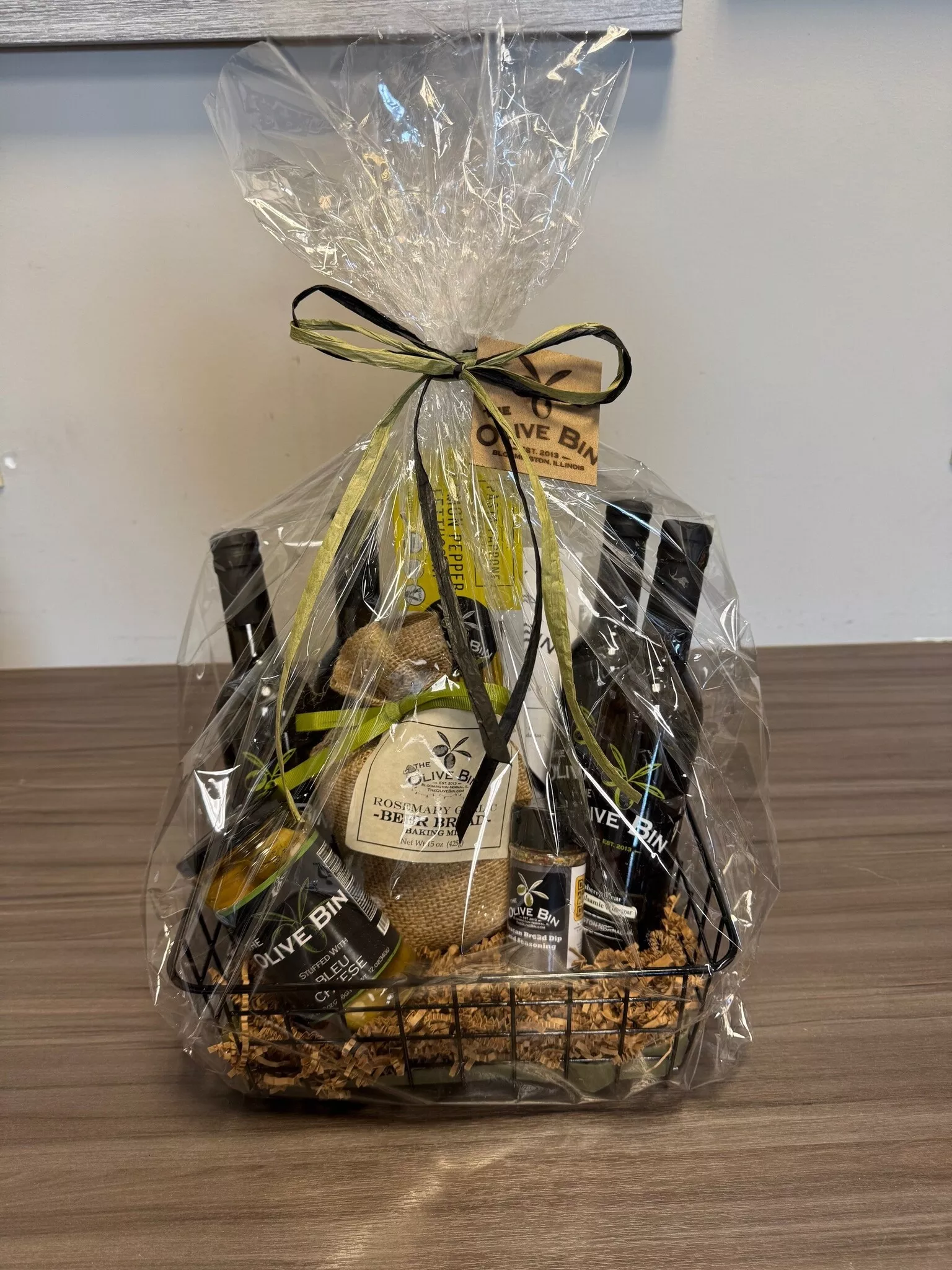 Best of the Bin - Wire Gift Basket w Bread Dip